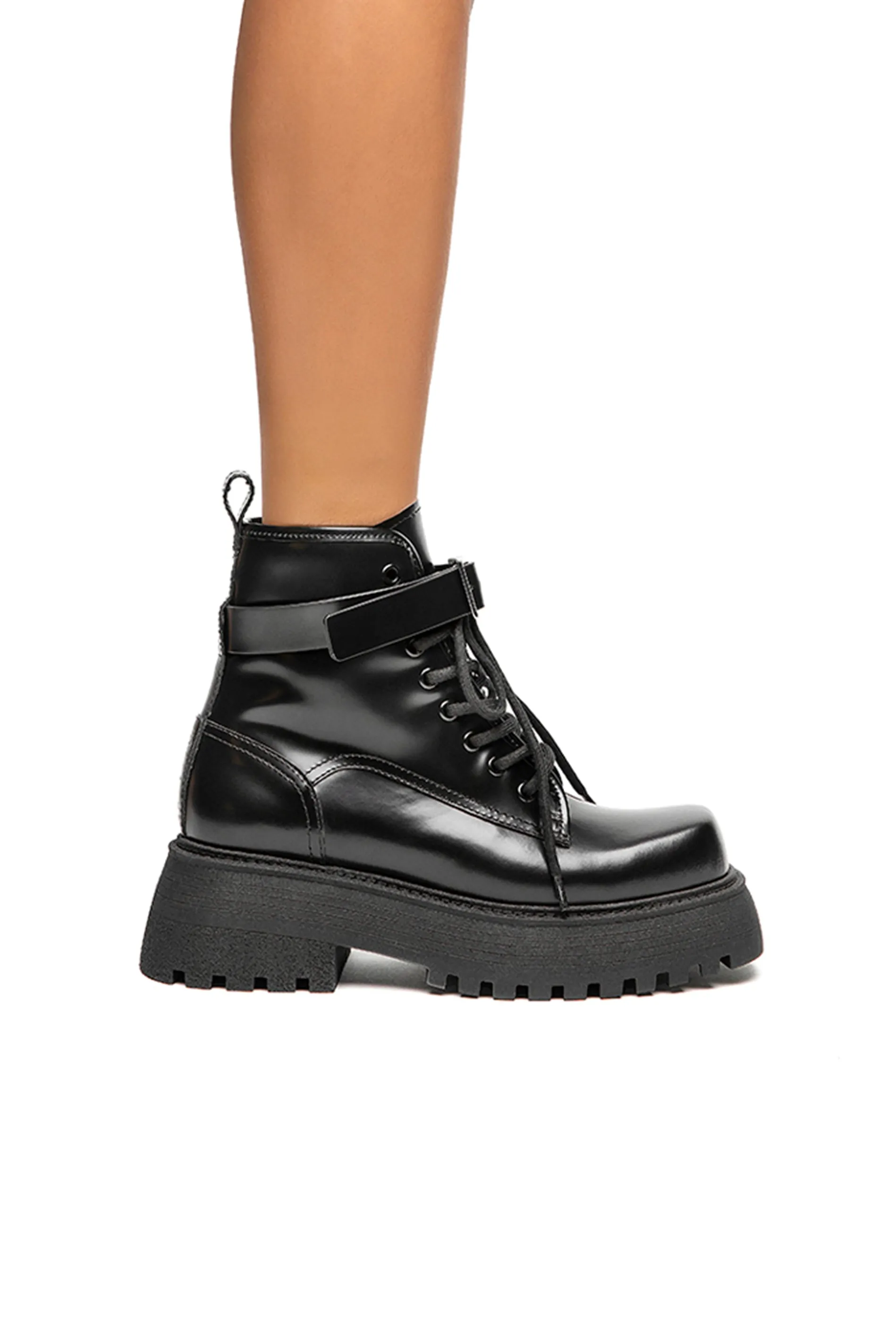 Noa Babs Boot in Lack Black