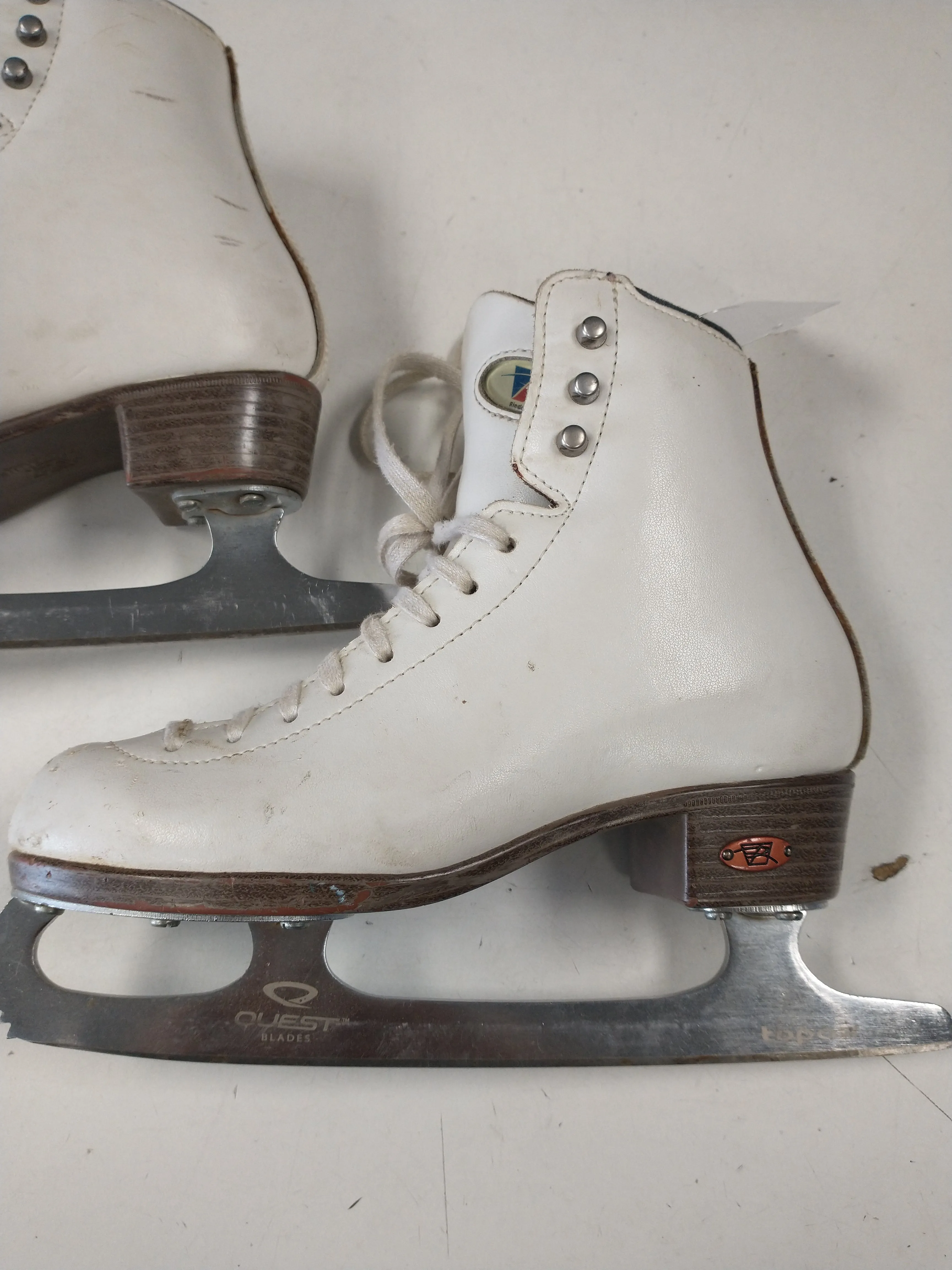 Used Riedell 33 Med Size 2.5 Figure Skates