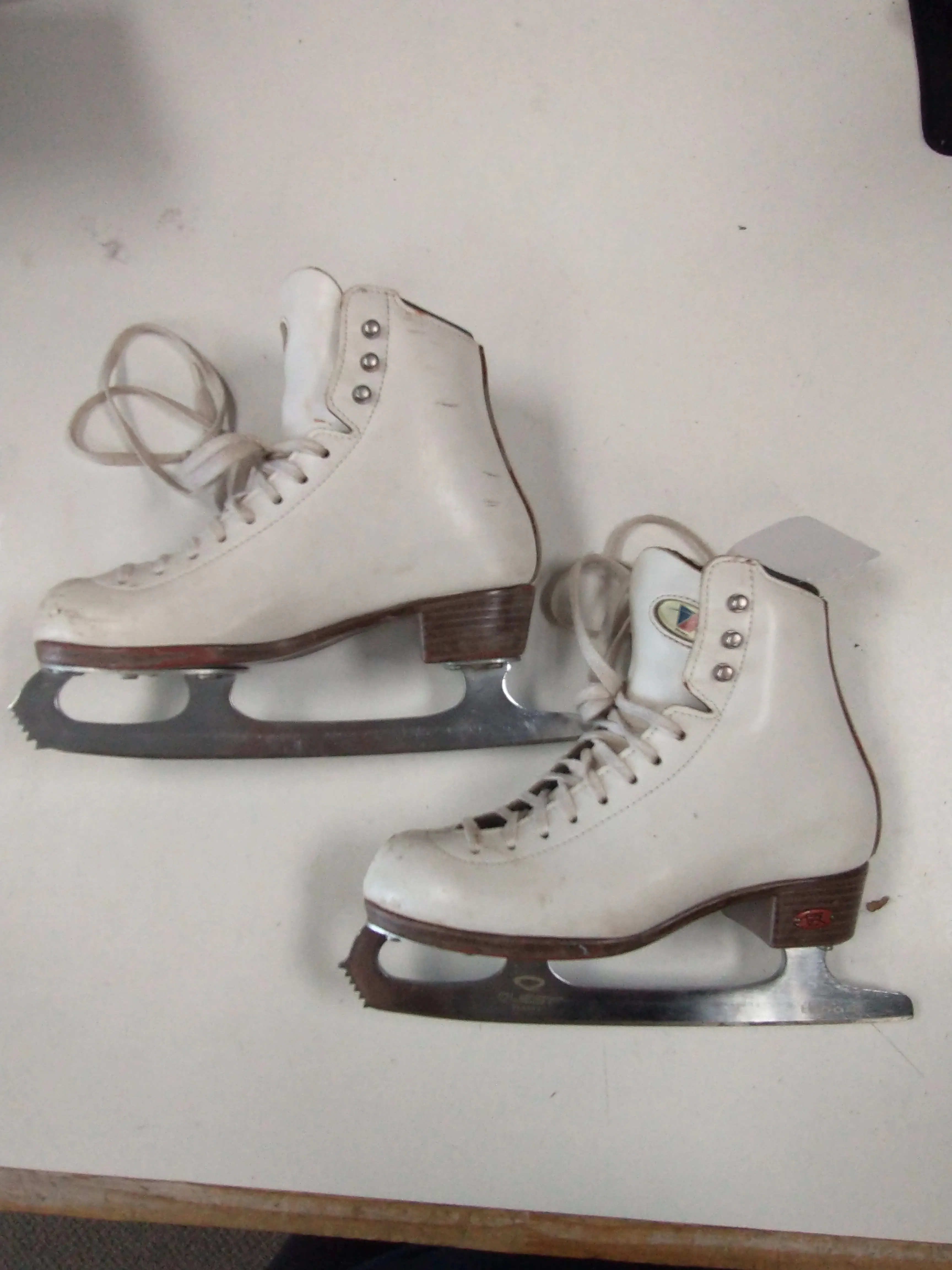 Used Riedell 33 Med Size 2.5 Figure Skates