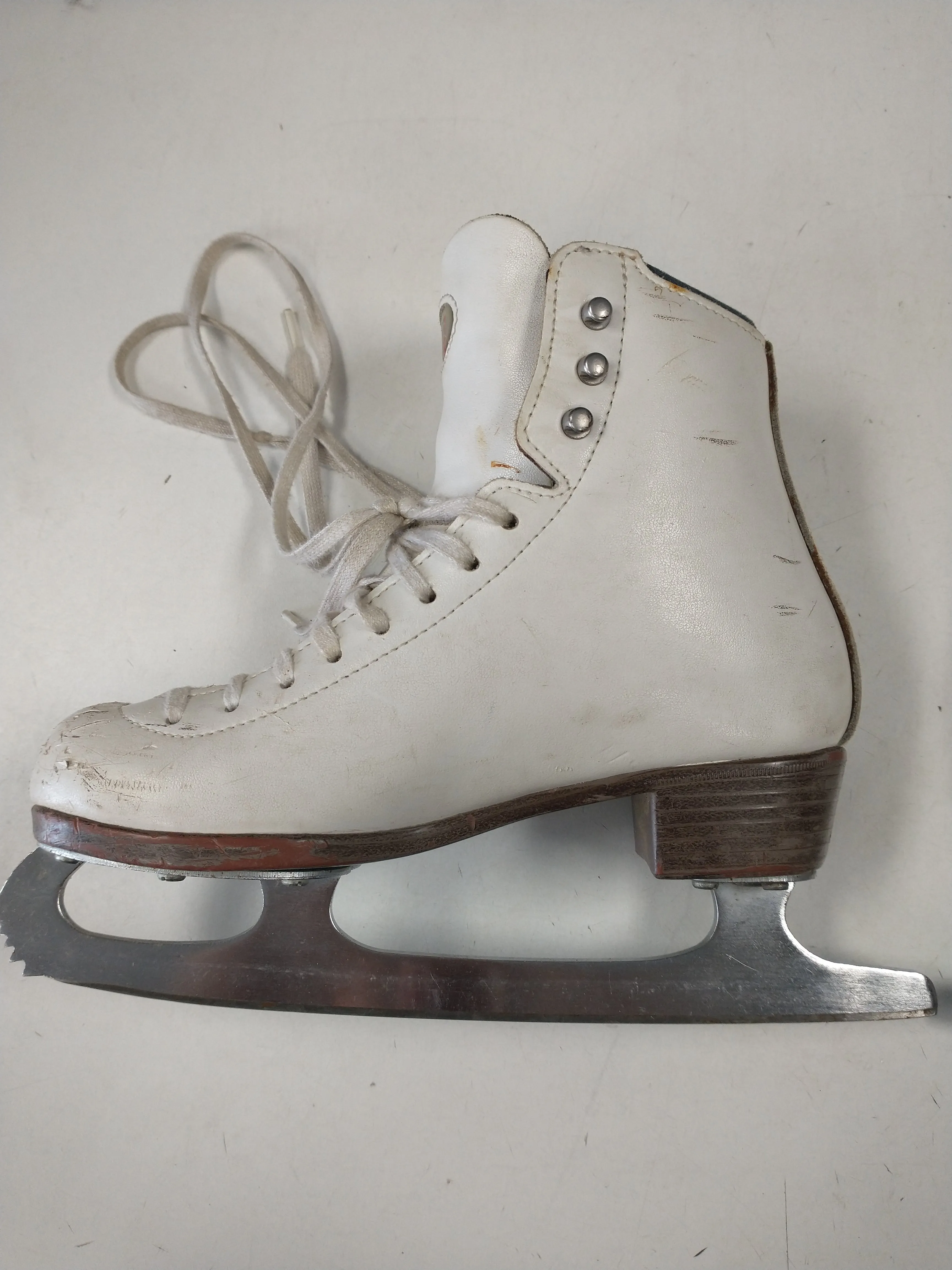 Used Riedell 33 Med Size 2.5 Figure Skates